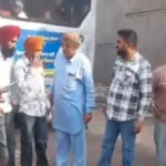 ਸੜਕ ‘ਤੇ ਸੈਕਿੰਡਾਂ ‘ਚ ਮਚਿਆ ਕਹਿਰ: ਕਾਰ ਦਾ ਦਰਵਾਜ਼ਾ ਖੁੱਲ੍ਹਦੇ ਹੀ ਬਾਈਕ ਸਵਾਰ ਡਿੱਗਿਆ, ਪਿੱਛੋਂ ਆਈ ਬੱਸ ਨੇ ਕੁਚਲਿਆ