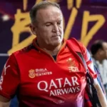 MI ‘ਤੇ ਰੋਮਾਂਚਕ ਜਿੱਤ ਤੋਂ ਬਾਅਦ RCB ਨੂੰ ਲੱਗਿਆ ਵੱਡਾ ਝਟਕਾ, BCCI ਨੇ ਹੈੱਡ ਕੋਚ ‘ਤੇ ਠੋਕਿਆ ਮੋਟਾ ਜੁਰਮਾਨਾ